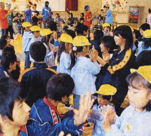 静岡東高生　近隣の園児たちと交流